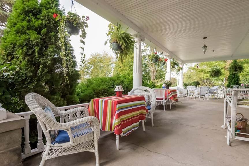 Kingsley House Bed & Breakfast - Full Home Fennville Extérieur photo