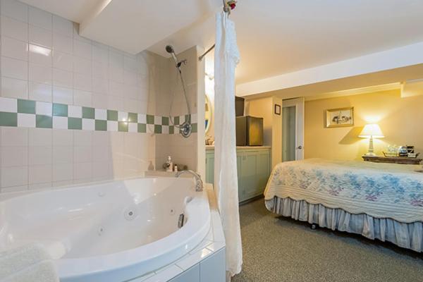 Kingsley House Bed & Breakfast - Full Home Fennville Extérieur photo